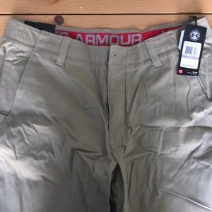 Under Armour NWT Tapered Khaki Pants 38/30